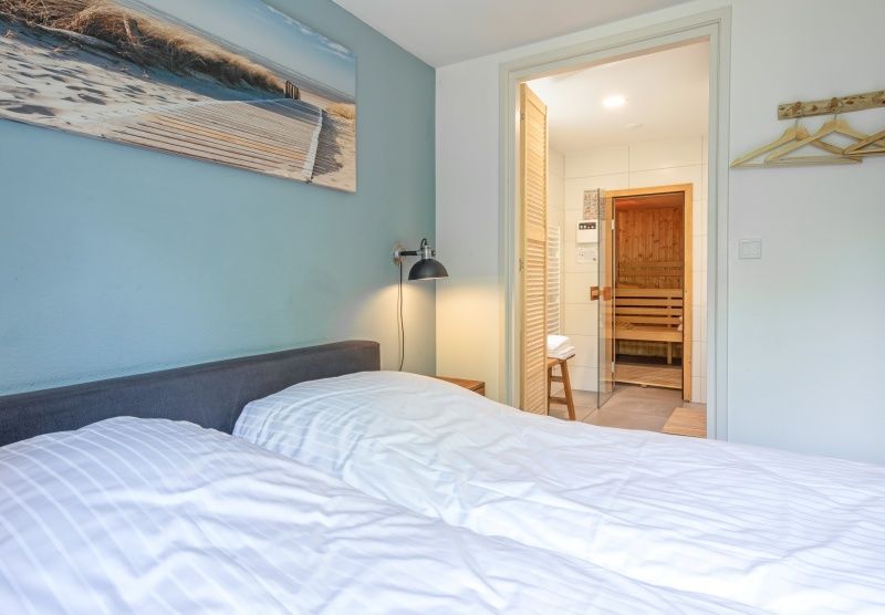 Bedroom with access to sauna in Holiday Park Het Oude Dijkje - Vuurcoogh, De Koog, Texel.