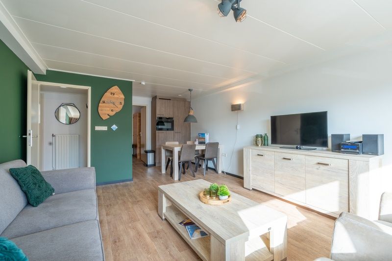 Moderne Sitzecke im Appartement Anna 218, De Koog, Texel mit Licht und Holzmoebeln.