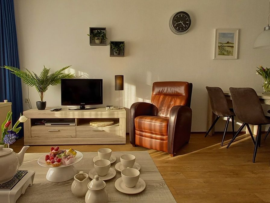 Gemuetliches Wohnzimmer in De Pelikaan Apartments, De Koog, Texel mit bequemen Sesseln und modernen Moebeln.