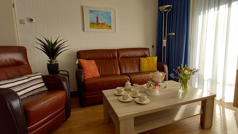 Gemuetliche Sitzecke in De Pelikaan Apartments, De Koog, Texel mit Sofa und Sesseln zum Entspannen.