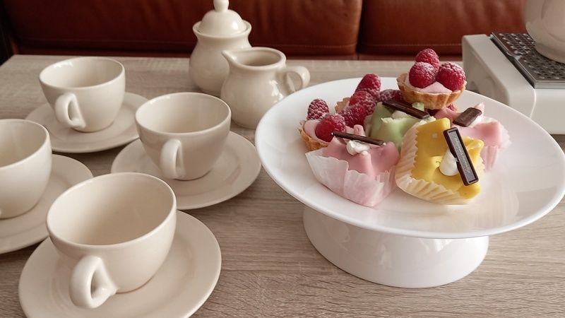 Schickes Geschirr mit bunten Suessigkeiten in den De Pelikaan Apartments, De Koog, Texel fuer eine gemuetliche Teepause.