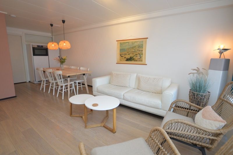 Dining room in Apartments Anna - Sun, De Koog, Texel, with spacious table and stylish decor for a relaxing stay.