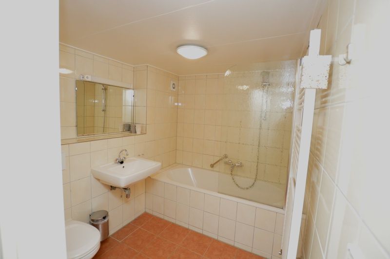 Modern bathroom with bathtub in Apartments Anna - Sun, De Koog, Texel, offers luxury and comfort.