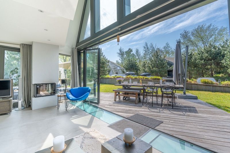 Bright interior space of Duynzoom Villa 5 in De Koog, Texel, overlooking the terrace and green surroundings.