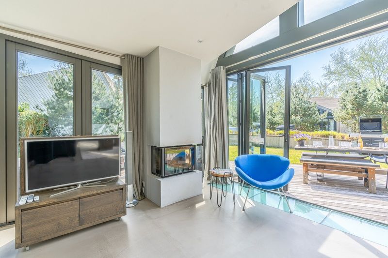 Cozy sitting area in Duynzoom Villa 5, a vacation home in De Koog, Texel, with access to the sunny terrace.