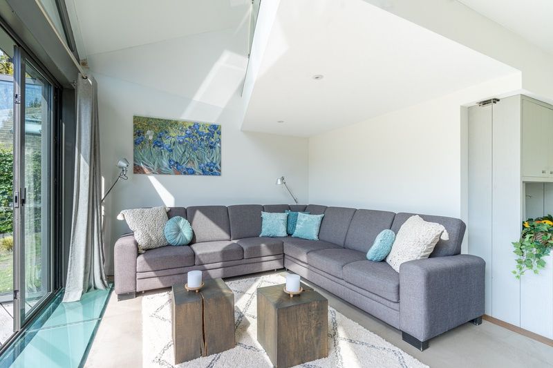 Stylish living room of Duynzoom Villa 5 in De Koog, Texel, with modern decor and lots of natural light.
