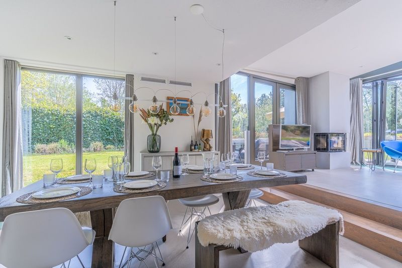 Dining area with a view in Duynzoom Villa 5, a vacation home in De Koog, Texel, ideal for family dinners.