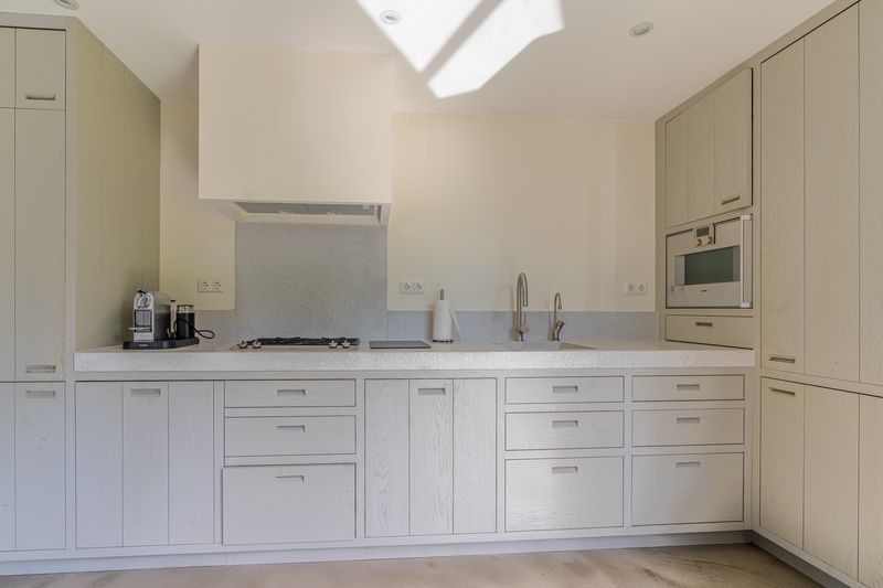 Modern kitchen of Duynzoom Villa 5 in De Koog, Texel, fully equipped for a comfortable stay.