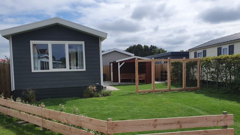 Vacation home Chalet Bregkoog 154 in De Koog, Texel, with spacious garden and terrace.