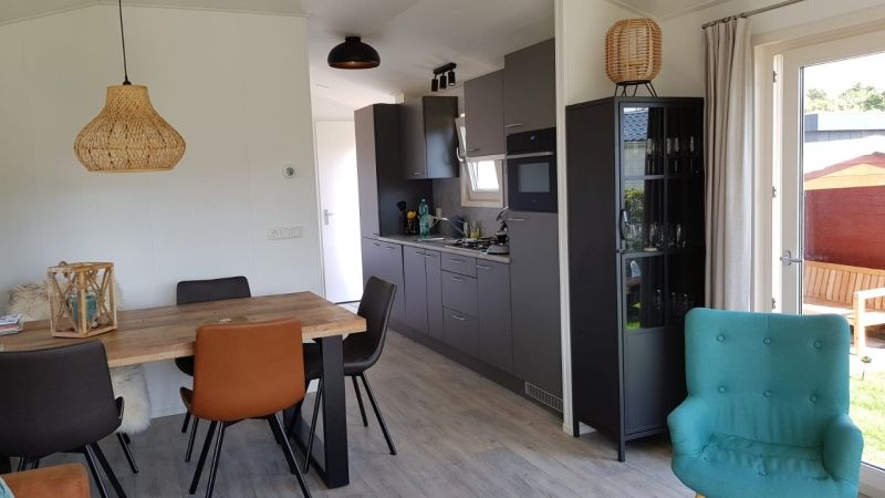 Open kitchen and dining area in Chalet Bregkoog 154, De Koog, Texel, ideal for family dinners.