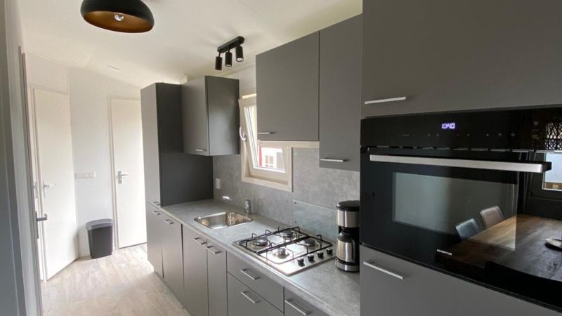 Modern kitchen in Chalet Bregkoog 154, De Koog, Texel, with complete appliances.