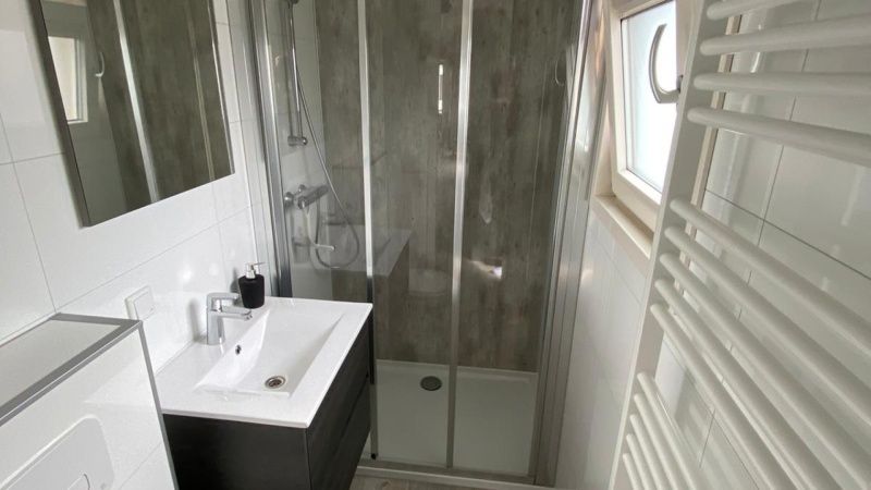 Modern bathroom in Chalet Bregkoog 154, De Koog, Texel, with shower and sink.