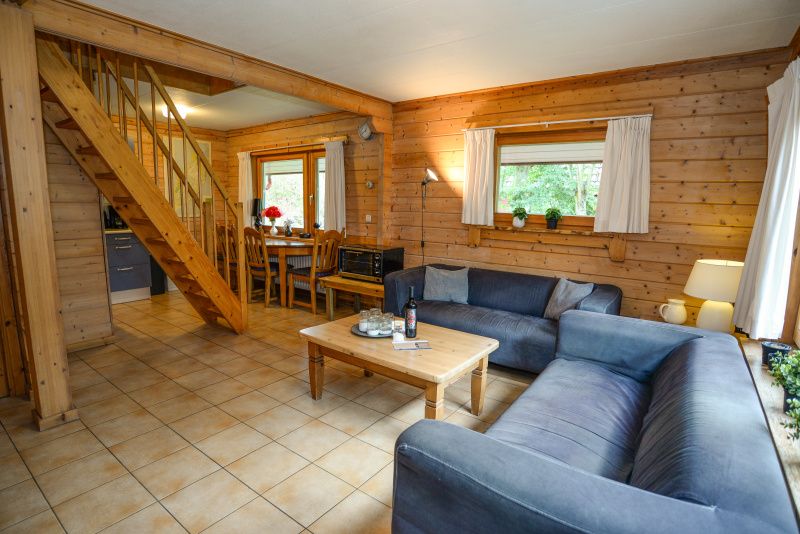 Offenes Wohn- und Esszimmer im Ferienpark Het Oude Dijkje, De Koog, Texel, mit Holzausstattung und viel Licht.