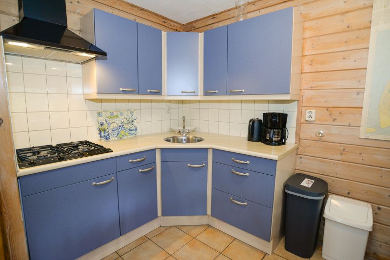 Moderne Kueche mit blauen Schraenken im Vakantiepark Het Oude Dijkje, De Koog, Texel, komplett ausgestattet zum Kochen.