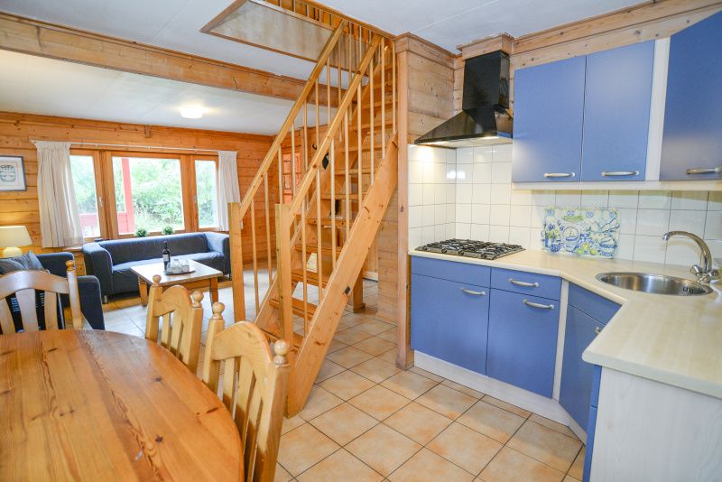 Kueche und Essbereich im Ferienpark Het Oude Dijkje, De Koog, Texel, mit Zugang zum Wohnzimmer.