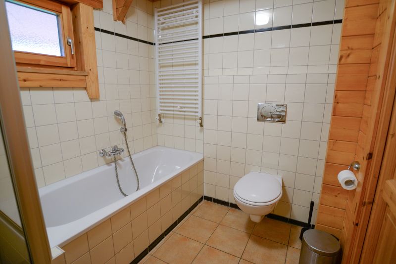 Stilvolles Badezimmer mit Badewanne und Toilette im Vakantiepark Het Oude Dijkje, De Koog, Texel, fuer ultimative Entspannung.