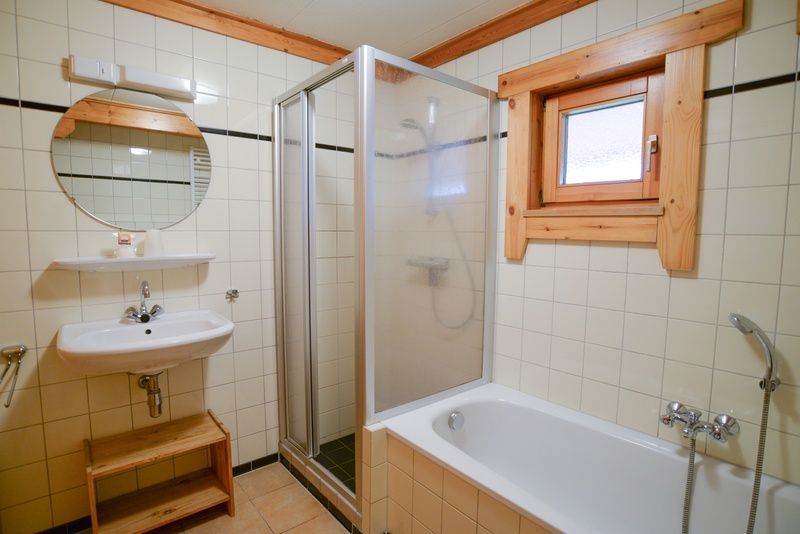 Das Badezimmer mit Dusche und Badewanne im Vakantiepark Het Oude Dijkje, De Koog, Texel, verbindet Funktionalitaet und Stil.
