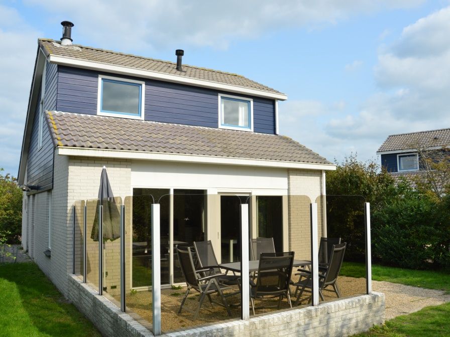 Vacation home Stappeland 76 in De Koog, Texel with sunny terrace and modern outdoor space.