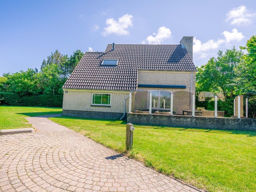 Das Ferienhaus Honeysuckle 73 in De Koog, Texel, bietet einen schoenen Garten und eine Terrasse zum Entspannen auf den Watteninseln.