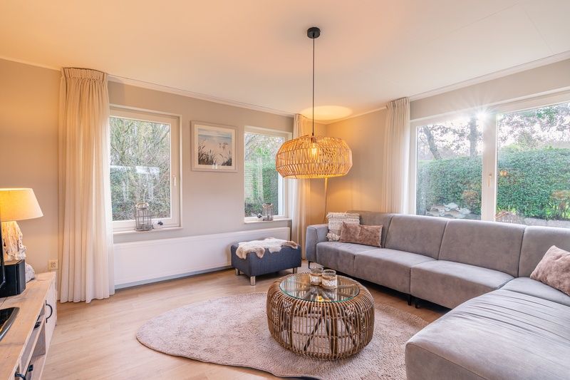 Stilvolle Einrichtung des Ferienhauses Honeysuckle 73 in De Koog, Texel mit Esszimmer und Sitzecke auf den Watteninseln.