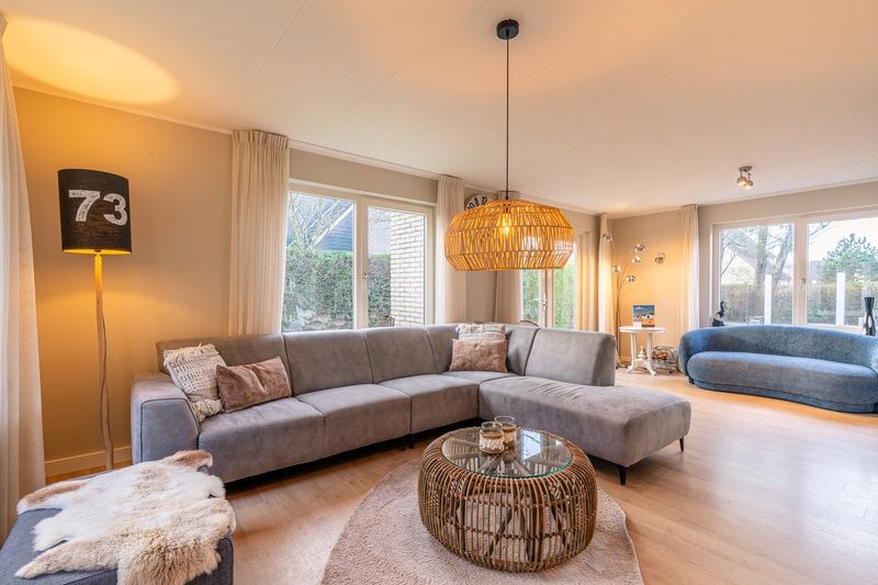 Das helle und geraeumige Wohnzimmer des Ferienhauses Honeysuckle 73 in De Koog, Texel, eignet sich hervorragend zur Entspannung auf den Watteninseln.