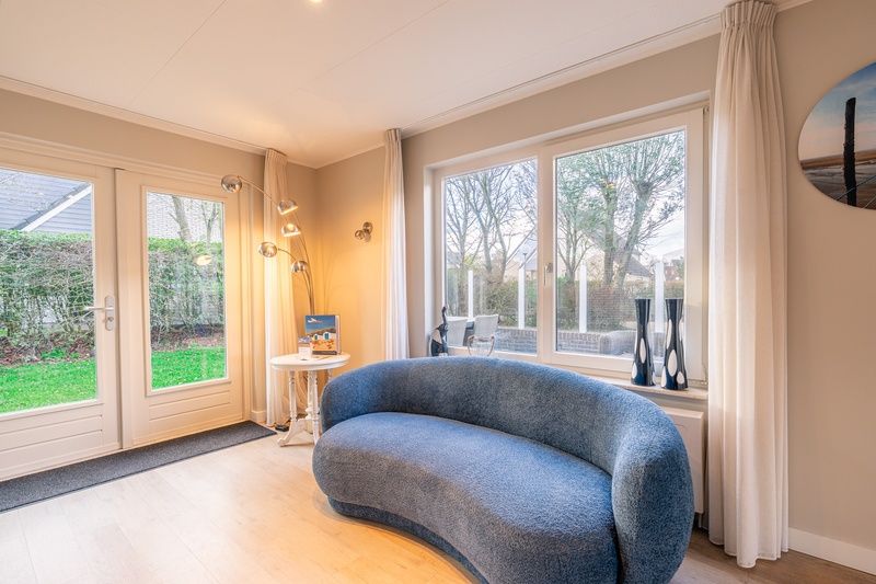 Komfortable Sitzecke im Ferienhaus Kamperfoelie 73, einem einladenden Ferienhaus in De Koog, Texel.