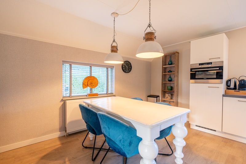 Essbereich des Ferienhauses Honeysuckle 73 in De Koog, Texel, mit Blick auf den Garten, ideal fuer Mahlzeiten mit der Familie.