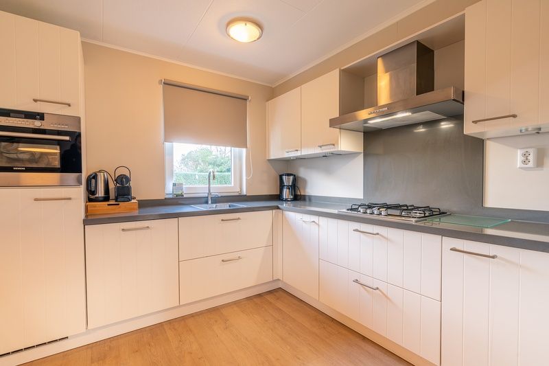 Moderne Kueche im Ferienhaus Kamperfoelie 73, De Koog, Texel, ausgestattet mit allem, was man fuer einen komfortablen Aufenthalt braucht.