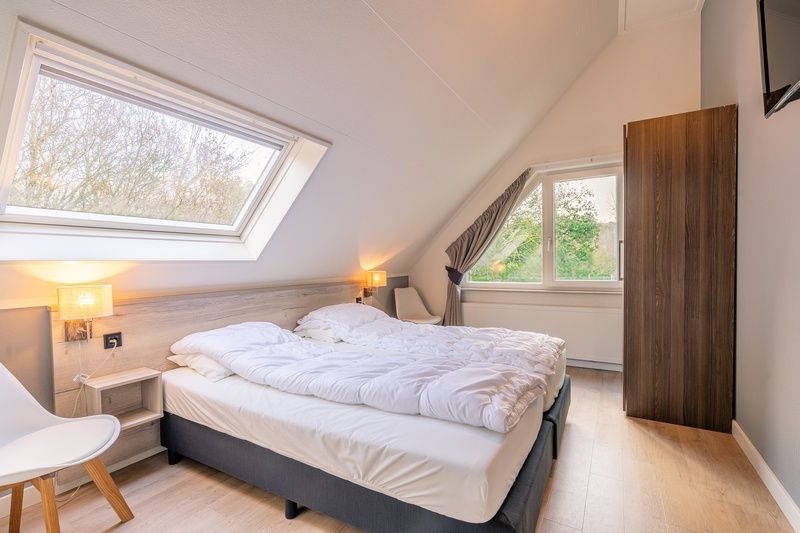 Schlafzimmer mit Doppelbett im Ferienhaus Kamperfoelie 73, De Koog, Texel, bietet Ruhe und Komfort auf den Watteninseln.