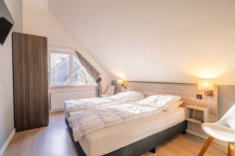 Helles Schlafzimmer im Ferienhaus Honeysuckle 73, De Koog, Texel mit Dachfenster fuer natuerliches Licht.