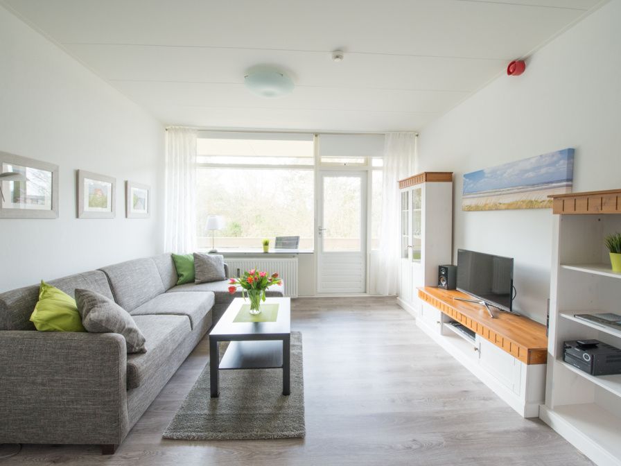 't Kerckeland - Appartement Kerckeland 88 in De Koog, Texel bietet ein helles, modern eingerichtetes Wohnzimmer mit Blick auf die Natur.