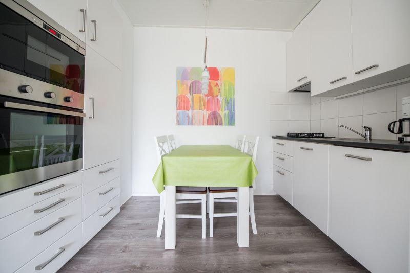 Moderne Kueche in 't Kerckeland - Appartement Kerckeland 88, De Koog, Texel mit Esstisch, bunter Kunst und kompletter Ausstattung.