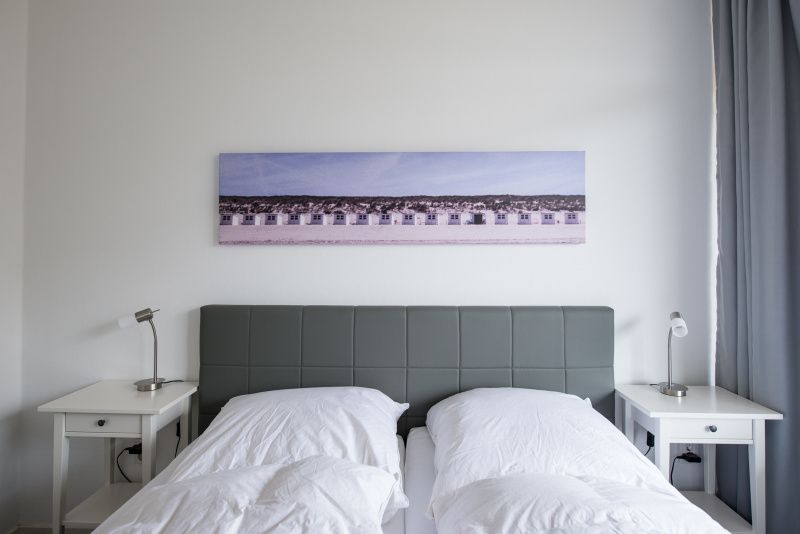 Ruhiges Schlafzimmer in 't Kerckeland - Apartment Kerckeland 88, De Koog, Texel mit Doppelbett und minimalistischer Einrichtung.