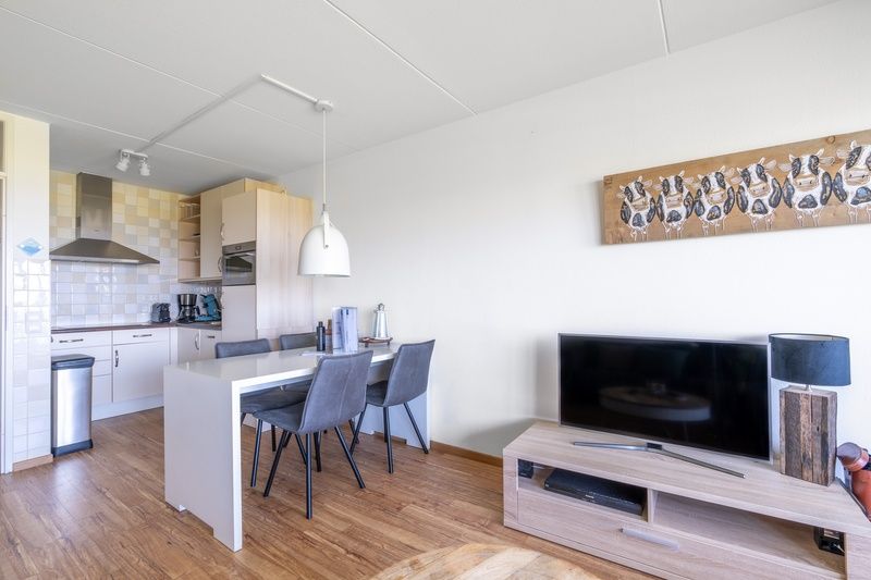 Offene Kueche und Essbereich in Appartement Juliana 102 Zeezicht, De Koog, Texel voll ausgestattet.