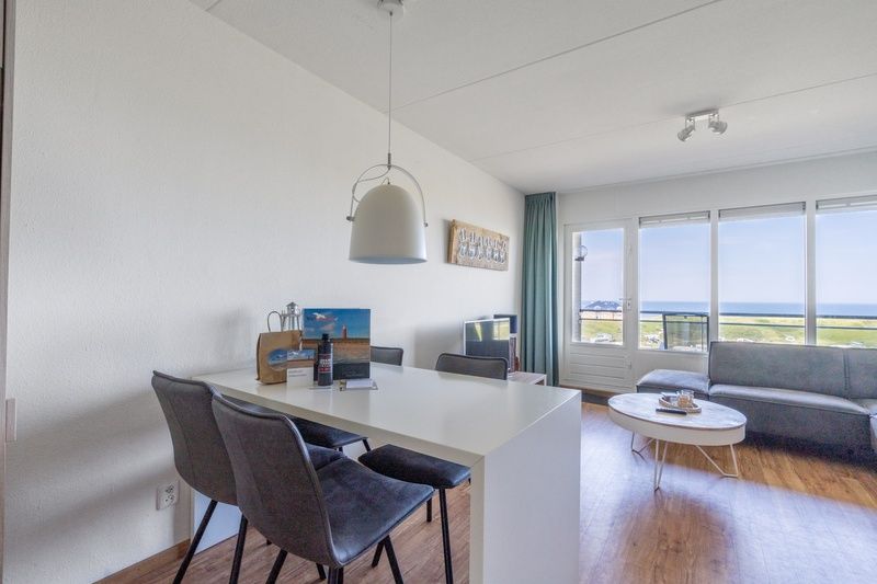 Essecke mit Meerblick im Apartment Juliana 102 Zeezicht, De Koog, Texel fuer gemuetliche Mahlzeiten.
