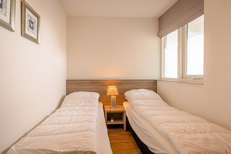 Zweites Schlafzimmer im Appartement Juliana 102 Zeezicht, De Koog, Texel mit bequemen Betten.