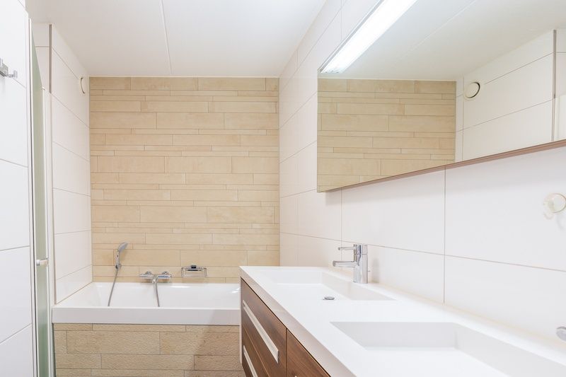Luxury bathroom with double sink in Apartment Juliana 094 Eiland en Zeezicht, De Koog, Texel.