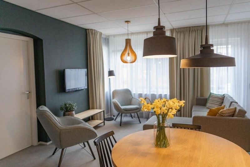Gemuetliches Wohnzimmer im Apartment 4 bis 6 Personen, De Koog, Texel mit stilvollen Moebeln und natuerlichem Licht.