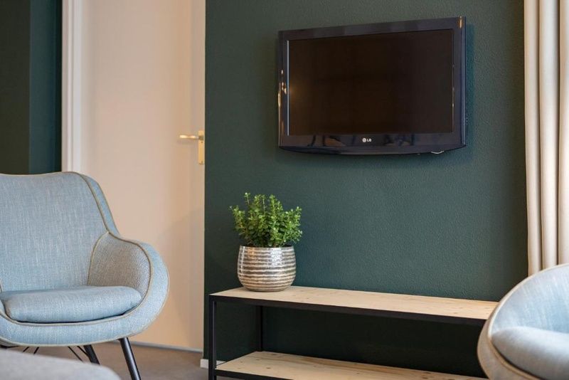 Gemuetliche Sitzecke im Apartment 4 bis 6 Personen, De Koog, Texel mit Flachbildfernseher und moderner Einrichtung.