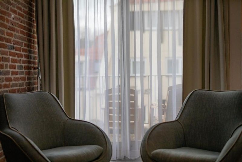 Sitzecke mit Blick auf den Balkon im Appartement 4 bis 6 Personen, De Koog, Texel, ideal fuer Entspannung auf den Watteninseln.