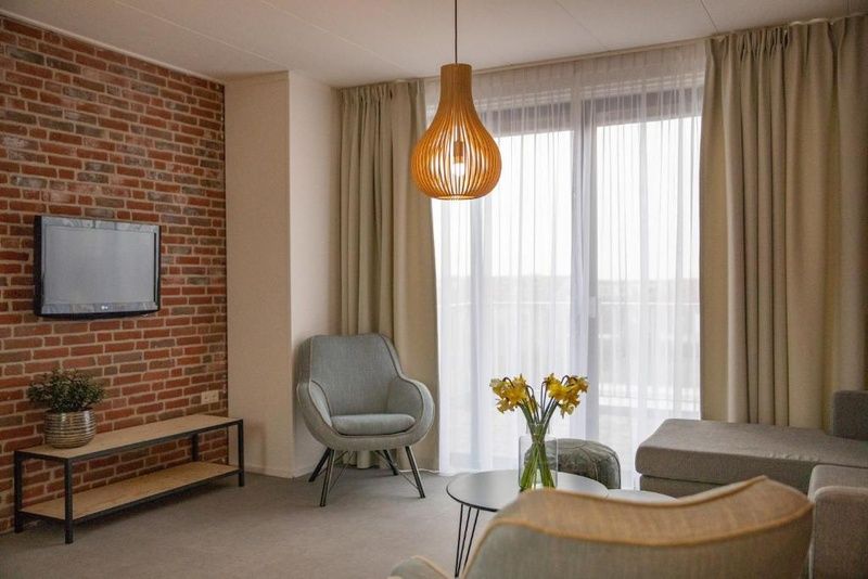Helles Wohnzimmer mit Aussicht in Appartement 4 bis 6 Personen, De Koog, Texel, ideal fuer einen entspannten Aufenthalt.