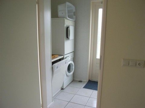 Praktische Waschkche in Stappeland 201, De Koog, Texel mit Waschmaschine und Trockner.