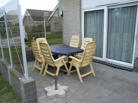 Sonnige Terrasse mit Gartenmbeln im Bungalow Stappeland 201, De Koog, Texel.