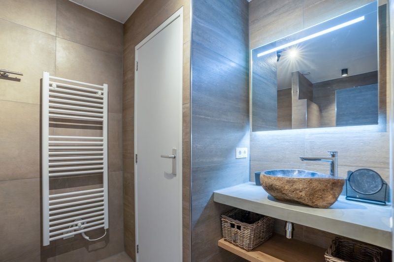 Modern bathroom with sink in Apartment Juliana 118 Zeezicht, De Koog, Texel.