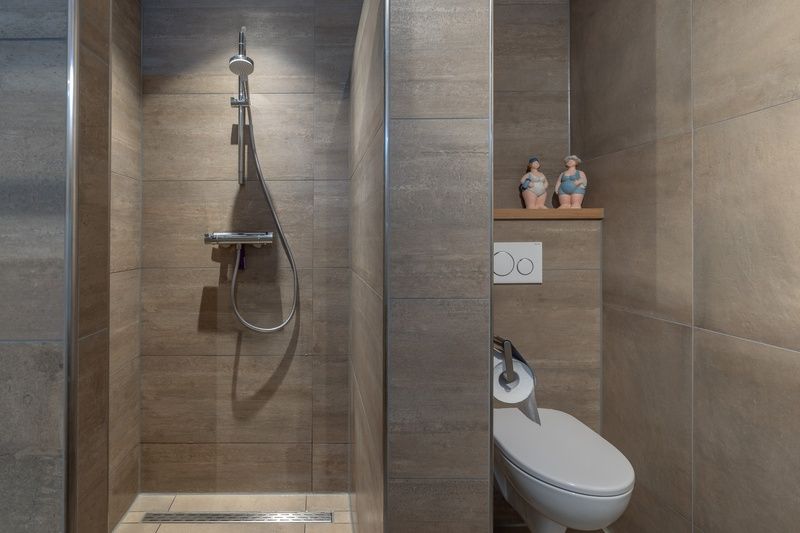 Stylish shower and toilet in Apartment Juliana 118 Zeezicht, De Koog, Texel.