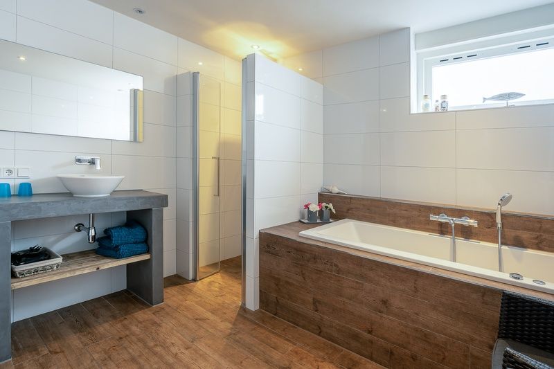 Spacious bathroom with bathtub and shower in Apartment Juliana 034 Eilandzicht, De Koog, Texel for ultimate comfort.