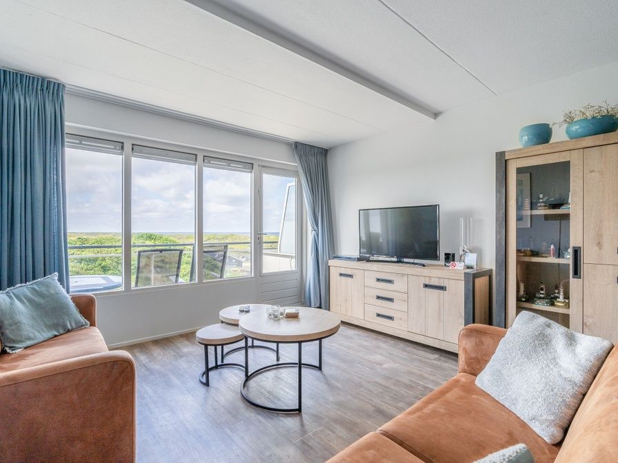 Gemuetliches Wohnzimmer im Appartement Juliana 096 Insel- und Meerblick, De Koog, Texel mit schoener Aussicht auf die Natur.