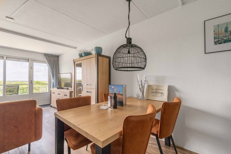 Essecke im Appartement Juliana 096 Insel- und Meerblick, De Koog, Texel mit Naturblick und moderner Einrichtung.