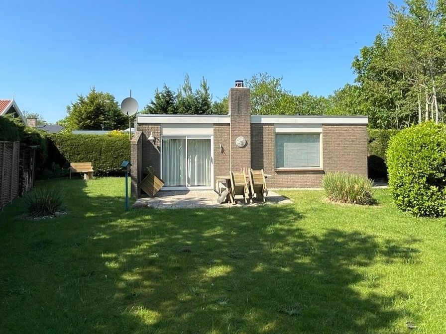 Bungalow 't Luwe Land 5B in De Koog Texel with sunny terrace and green garden.