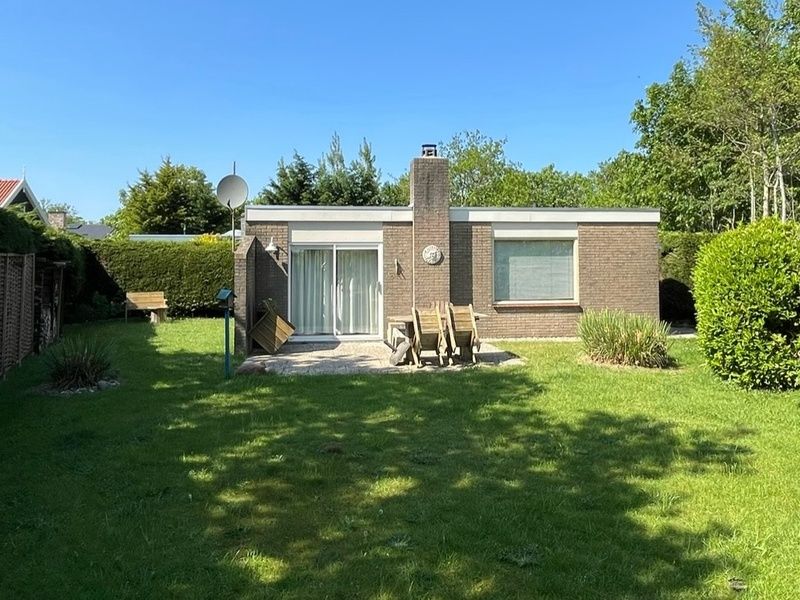 Side view of Bungalow 't Luwe Land 5B in De Koog Texel, surrounded by nature.